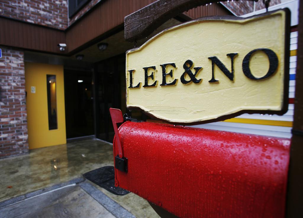 Lee & No Guesthouse Hongdae Сеул Екстер'єр фото