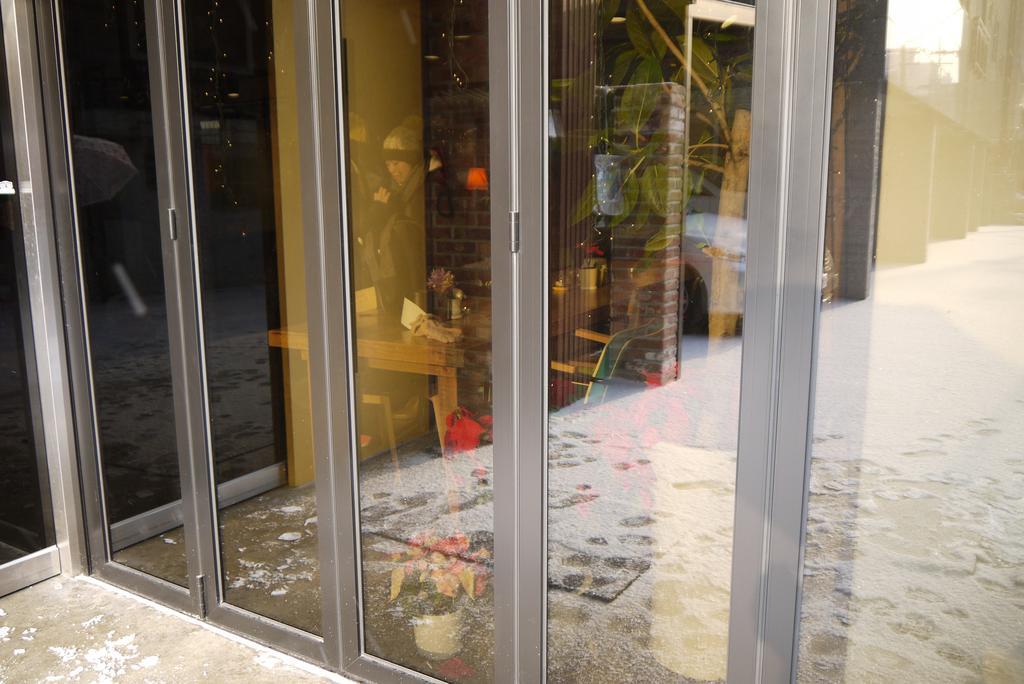 Lee & No Guesthouse Hongdae Сеул Екстер'єр фото