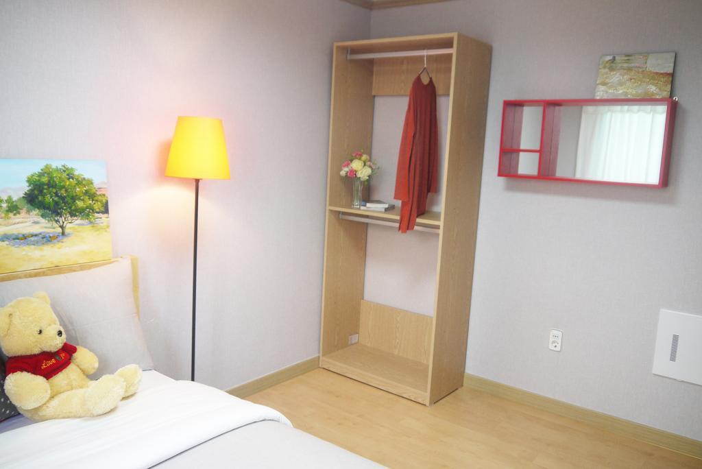 Lee & No Guesthouse Hongdae Сеул Екстер'єр фото