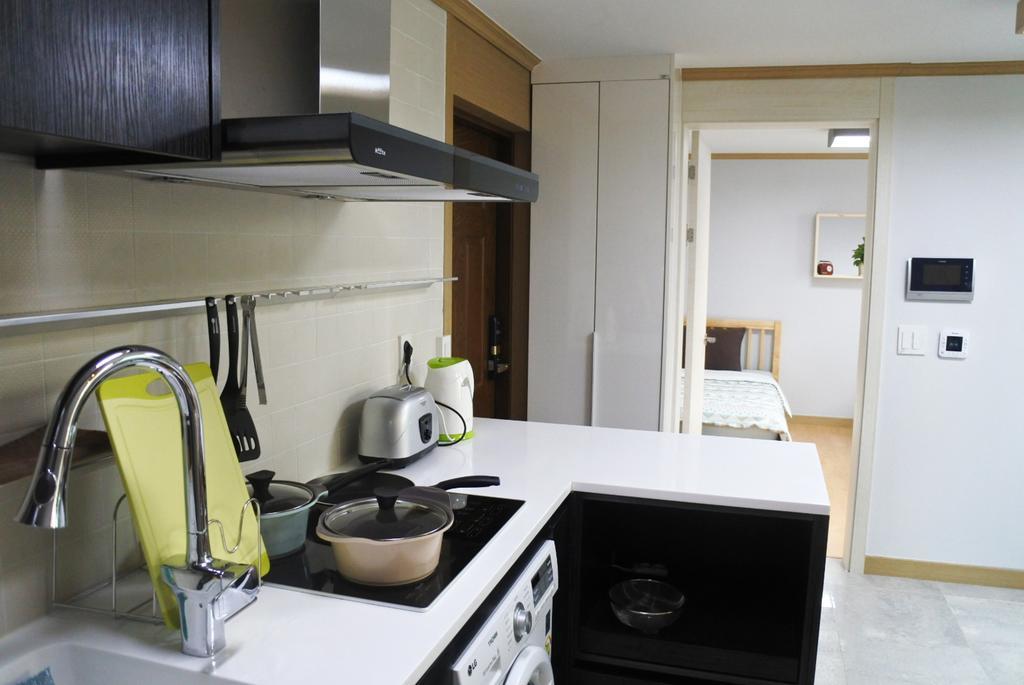 Lee & No Guesthouse Hongdae Сеул Екстер'єр фото