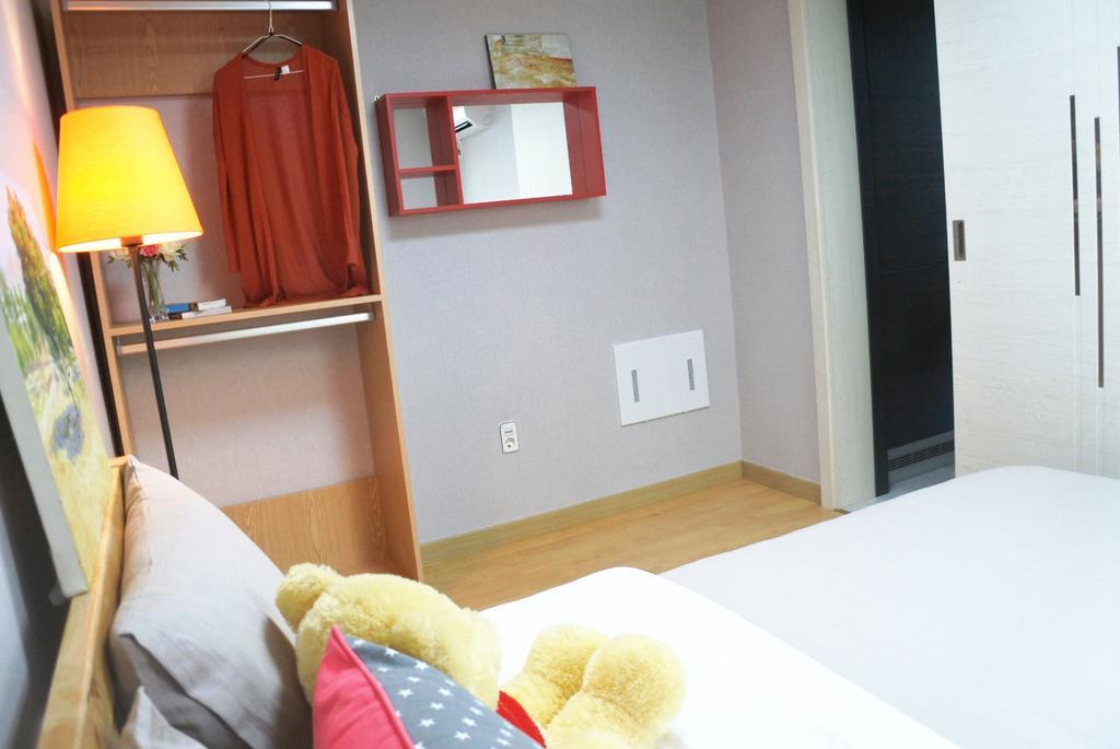 Lee & No Guesthouse Hongdae Сеул Екстер'єр фото