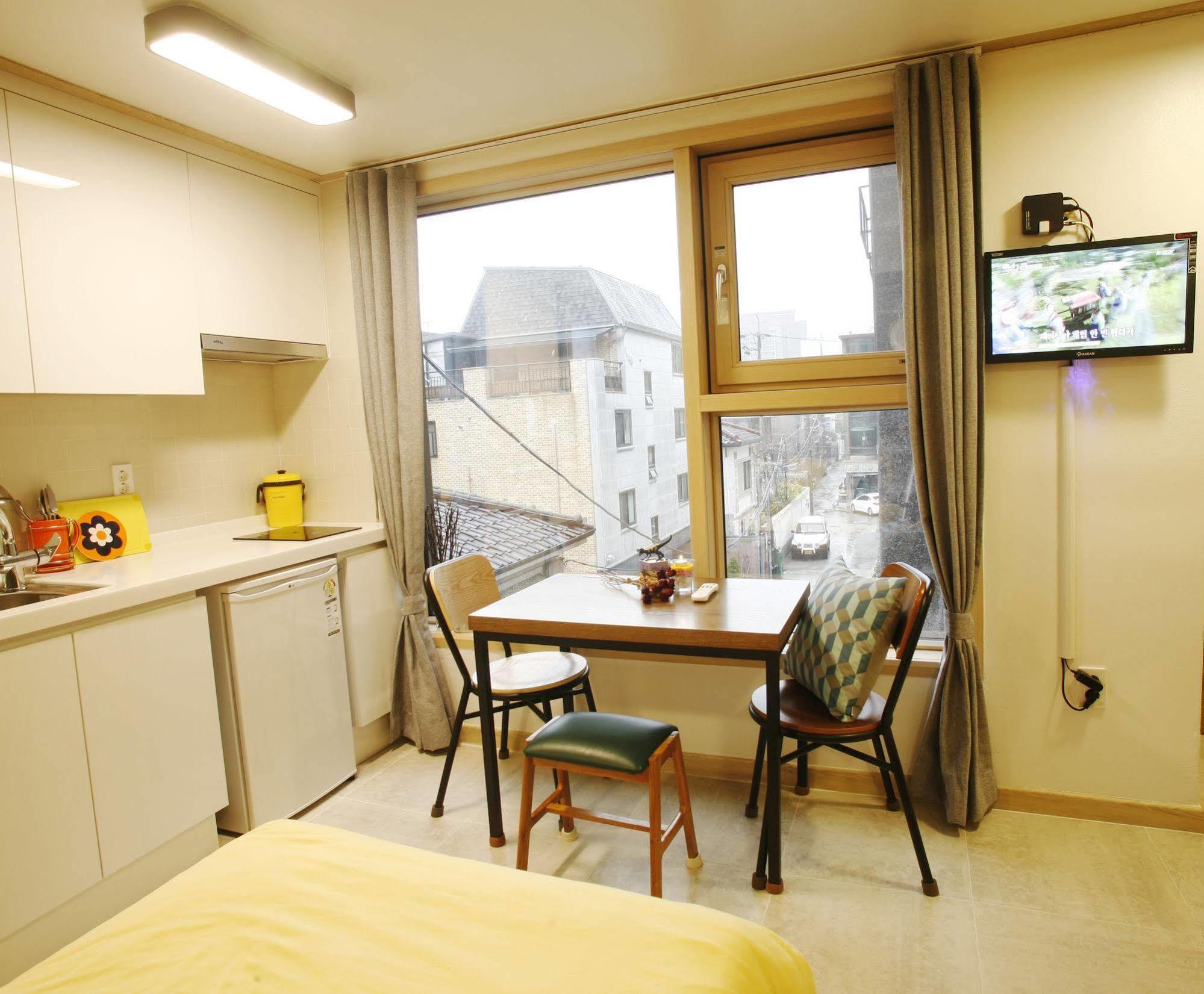 Lee & No Guesthouse Hongdae Сеул Екстер'єр фото
