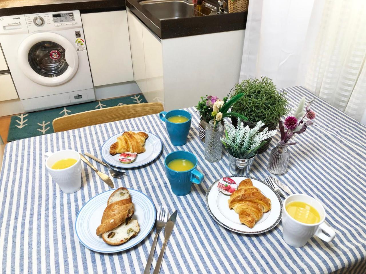 Lee & No Guesthouse Hongdae Сеул Екстер'єр фото