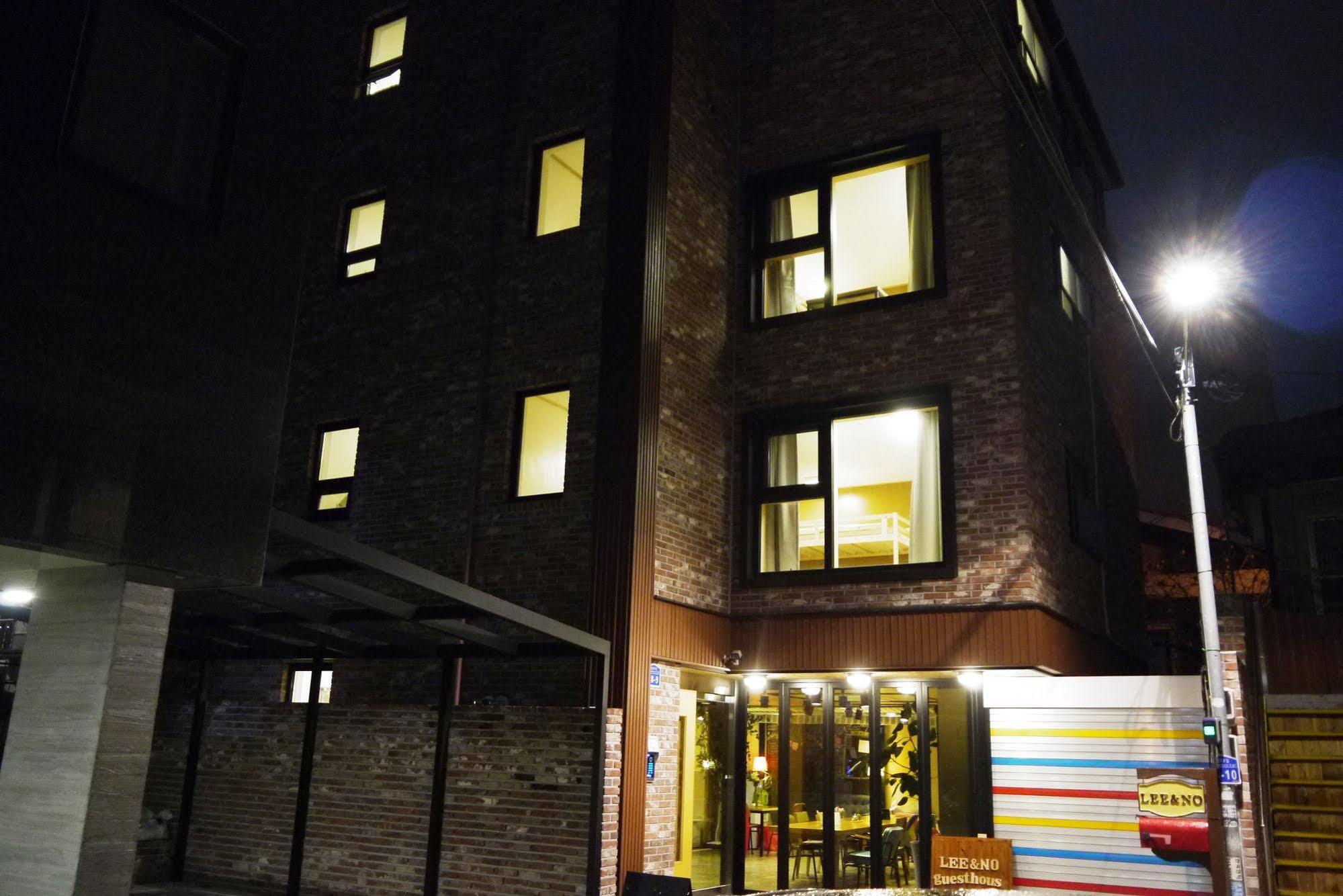 Lee & No Guesthouse Hongdae Сеул Екстер'єр фото