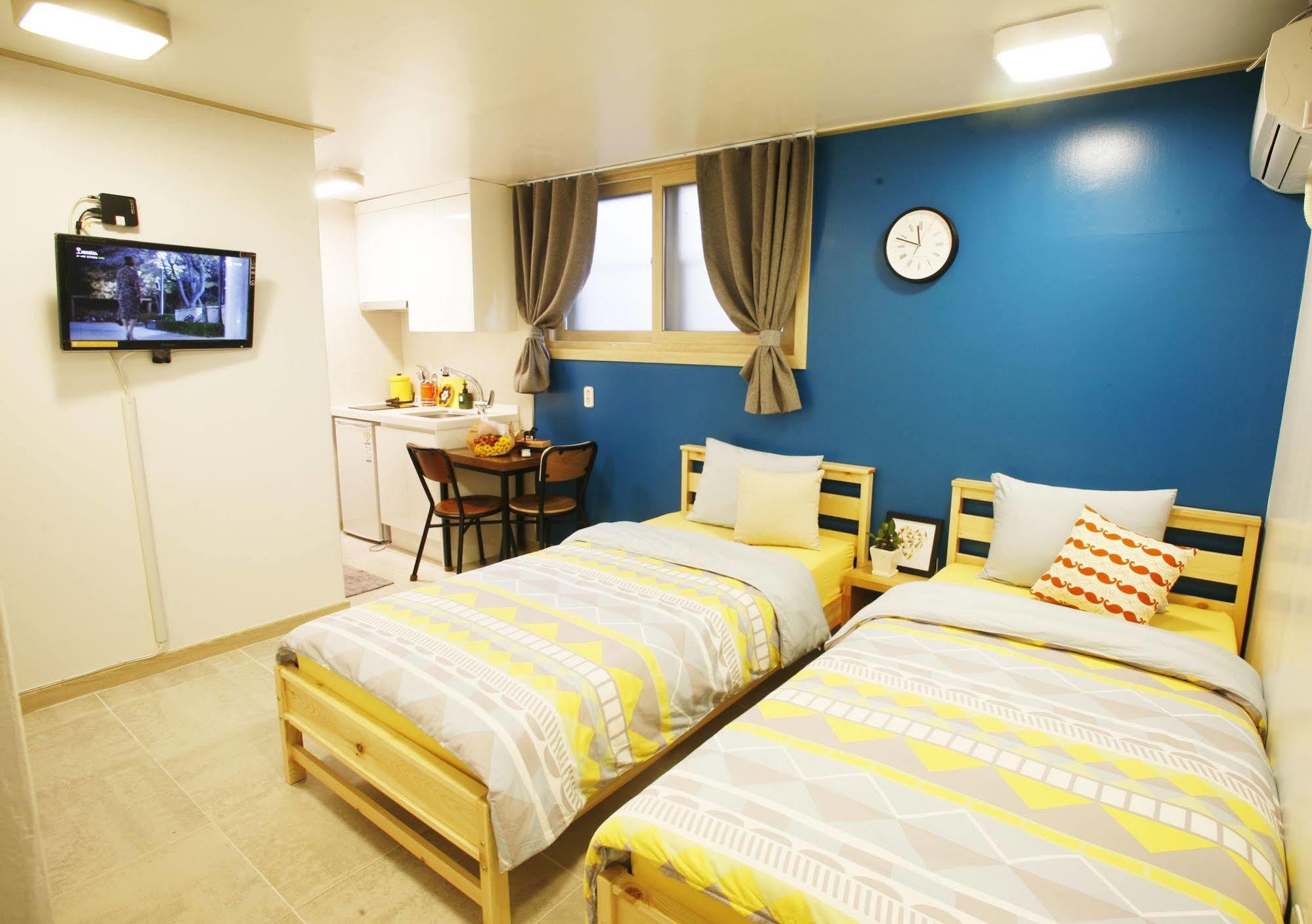 Lee & No Guesthouse Hongdae Сеул Екстер'єр фото